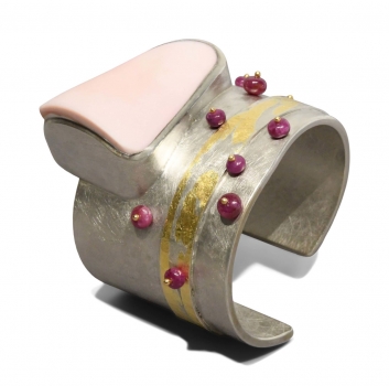 Armspange aus Silber mit Feingold, Rubinen & Pink-Conc-Muschel